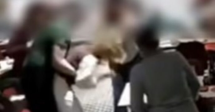 Stava soffocando per un boccone di pizza andato di traverso: cliente con la manovra di Heimlich dal titolare