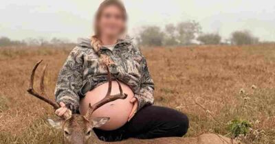Copertina di Scatta una foto incinta accanto a un cervo, poi con la figlia tra le prede: polemica per le immagini choc della cacciatrice