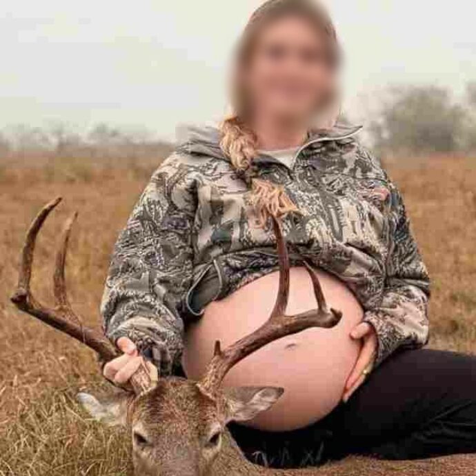 Scatta una foto incinta accanto a un cervo, poi con la figlia tra le prede: polemica per le immagini choc della cacciatrice