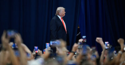 Copertina di Trump vuole liberare Hormuz con 15 mila soldati. Iran: “Li attaccheremo se entreranno nello Stretto”