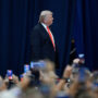Copertina di Trump vuole liberare Hormuz con 15 mila soldati. Iran: “Li attaccheremo se entreranno nello Stretto”