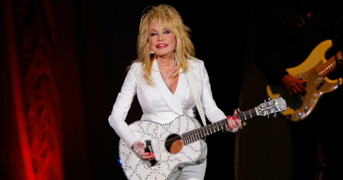 “Alcuni farmaci mi fanno girare la testa e bloccano la performance tra strumenti, costumi e tacchi alti”: Dolly Parton cancella per motivi di salute la residency a Las Vegas