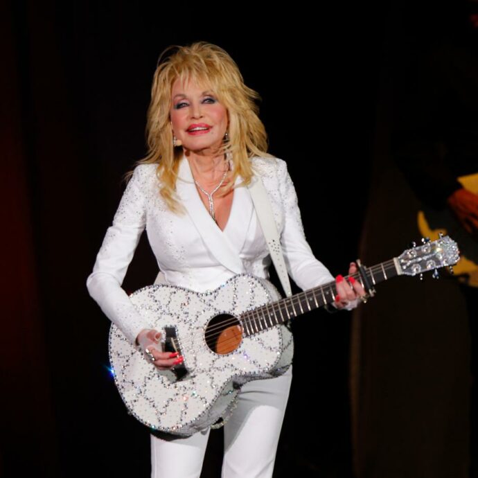 “Alcuni farmaci mi fanno girare la testa e bloccano la performance tra strumenti, costumi e tacchi alti”: Dolly Parton cancella per motivi di salute la residency a Las Vegas