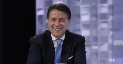 Copertina di Conte torna a casa dopo il ricovero: “L’intervento è perfettamente riuscito, sto molto bene”