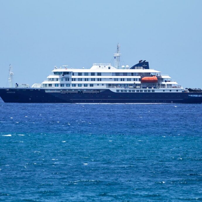 “5 casi sospetti e due confermati di hantavirus, i passeggeri sono isolati nelle cabine”: la nave da crociera Mv Hondius ferma al largo di Capo Verde, Oms valuta l’evacuazione