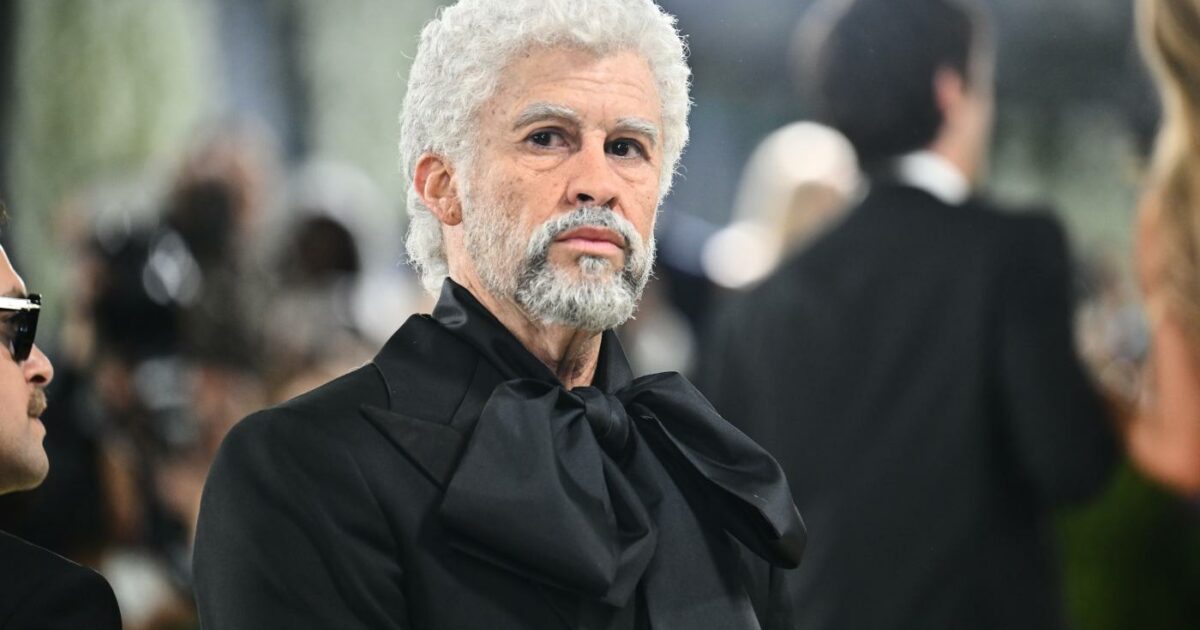 Met Gala 2026, Bad Bunny invecchiato è irriconoscibile sul red carpet: il vero significato del suo look firmato Zara