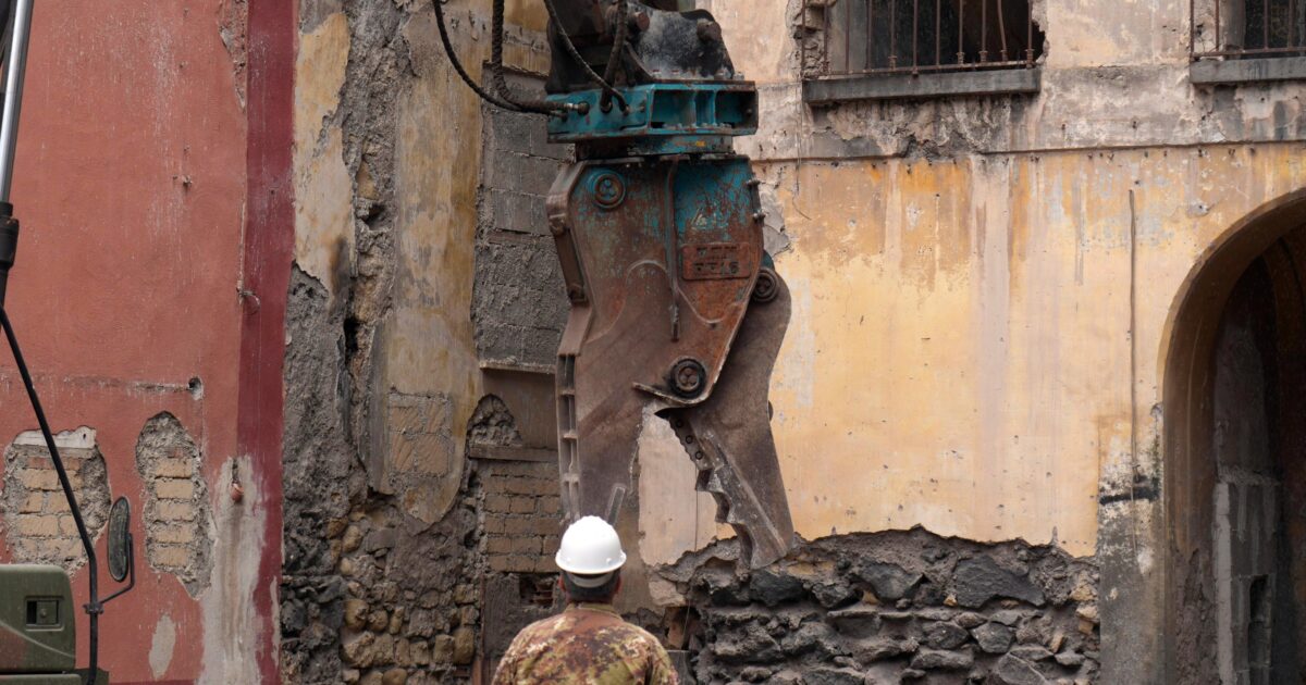 Torre Annunziata, demolito il simbolo della camorra di Fortapàsc davanti a Salvini e Piantedosi. Il procuratore: “Ancora contiguità con i clan, meno cerimonie e più azioni concrete”