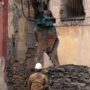 Copertina di Torre Annunziata, demolito il simbolo della camorra di Fortapasc davanti a Salvini e Piantedosi. Il procuratore: “Ancora contiguità con i clan, meno cerimonie e più azioni concrete”
