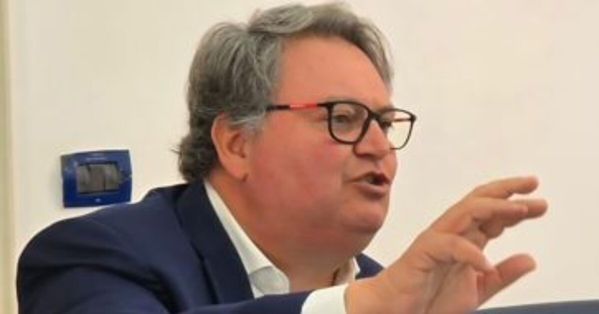 Il sindaco Pd di Torre Annunziata lascia dopo le accuse del procuratore sull’ombra dei clan: “Gravi e ingiuste”