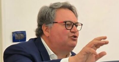 Copertina di Il sindaco Pd di Torre Annunziata lascia dopo le accuse del procuratore sull’ombra dei clan: “Gravi e ingiuste”