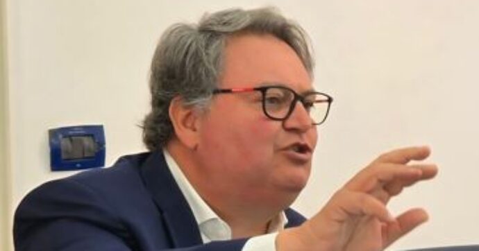 Il sindaco Pd di Torre Annunziata lascia dopo le accuse del procuratore sull’ombra dei clan: “Gravi e ingiuste”