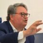 Copertina di Il sindaco Pd di Torre Annunziata lascia dopo le accuse del procuratore sull’ombra dei clan: “Gravi e ingiuste”