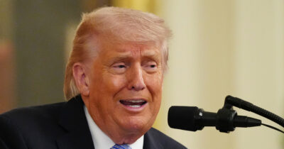 Copertina di Trump: “Se attacca navi Usa spazzo via l'Iran”. Bessent: “Abbiamo il pieno controllo di Hormuz”. Ma poi: “La Cina ci aiuti a riaprirlo”. Teheran: “Non abbiamo neanche iniziato”
