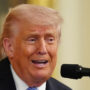 Copertina di Trump: “Se attacca navi Usa spazzo via l'Iran”. Bessent: “Abbiamo il pieno controllo di Hormuz”. Ma poi: “La Cina ci aiuti a riaprirlo”. Teheran: “Non abbiamo neanche iniziato”