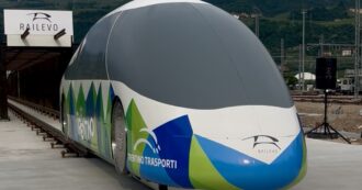 Copertina di A Trento nasce il primo taxi ferroviario al mondo: “Va a cento all’ora e costa poco: attivo entro il 2030. E non chiamatelo treno”