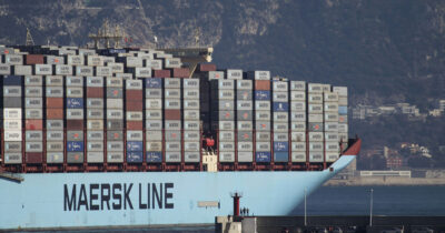 Copertina di Iran, il colosso Maersk: “Una nostra nave è uscita dal Golfo scortata dagli Usa”. Teheran nega: “Falso, non si è mossa”