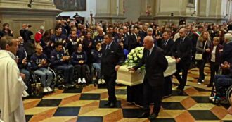 Funerali Alex Zanardi, l’ingresso in chiesa del feretro e gli applausi dei presenti