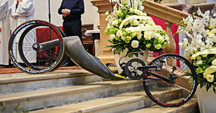 Copertina di Addio a Zanardi, in migliaia presenti ai funerali sotto la pioggia: all’altare anche la sua handbike