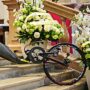Copertina di Addio a Zanardi, in migliaia presenti ai funerali sotto la pioggia: all’altare anche la sua handbike