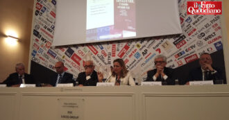 Copertina di “La fece diventare rock e pop”: Alfano riabilita la politica estera di Berlusconi e dimentica le gaffe
