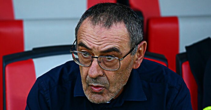 Derby di Roma alle 12:30, Sarri attacca tutti: “Io vado in panchina, poi mi alzo e me ne vado”
