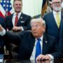 Copertina di Trump riattacca il Papa: “Vuole un Iran nucleare” 