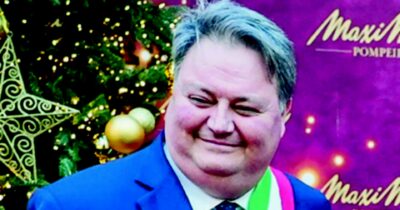 Copertina di Torre, il sindaco si dimette subito dopo le critiche  del procuratore