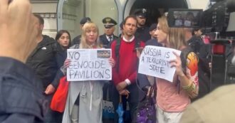 Copertina di Biennale di Venezia, tensione davanti al padiglione della Russia protetto dalla polizia: “Stato terrorista”