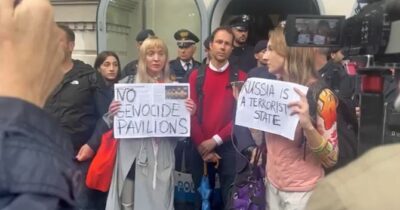 Copertina di Biennale di Venezia, tensione davanti al padiglione della Russia protetto dalla polizia: “Stato terrorista”