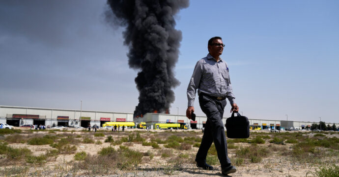 Gli Emirati pagano l’aiuto a Usa e Israele: droni contro gli hub petroliferi e cargo bloccati, così l’Iran punisce il suo nuovo nemico numero uno nel Golfo