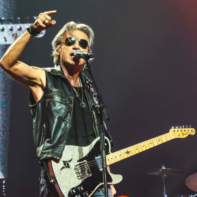 Ligabue ‘battezza’ l’Unipol Dome di Milano con lambrusco e pop corn. E lancia l’inedito “Nessuno è di qualcuno”: “Una donna su tre è vittima di abusi, ho scritto per tutte loro”