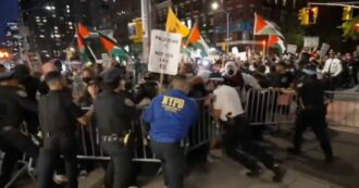 “Vendesi immobili in Cisgiordania”: proteste e scontri con la polizia per l’evento nella sinagoga di New York