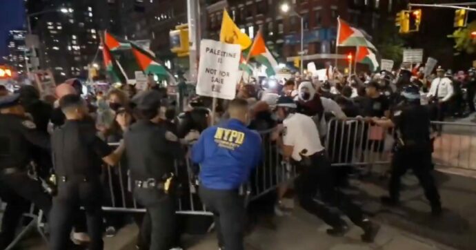 “Vendesi immobili in Cisgiordania”: proteste e scontri con la polizia per l’evento nella sinagoga di New York