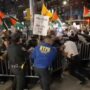 Copertina di “Vendesi immobili in Cisgiordania”: proteste e scontri con la polizia per l’evento nella sinagoga di New York