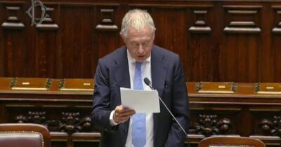 Copertina di Stellantis, Urso sdogana i cinesi a Cassino: “A breve novità su possibili investimenti”. Poi dà i numeri per difendere l’azienda