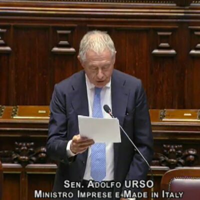 Copertina di Stellantis, Urso sdogana i cinesi a Cassino: “A breve novità su possibili investimenti”. Poi dà i numeri per difendere l’azienda