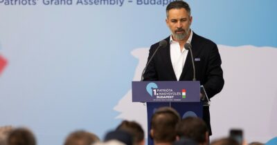 Copertina di In Spagna Vox a un passo dalla scissione: tra i postfranchisti rissa su soldi e potere. I dissidenti: “Purghe peggiori di Stalin”