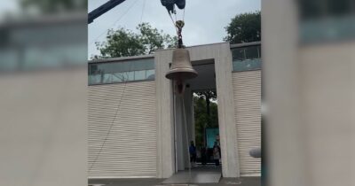Copertina di Appesa nuda a testa in giù suona la campana come fosse un batacchio: la performance dell’artista austriaca alla Biennale di Venezia