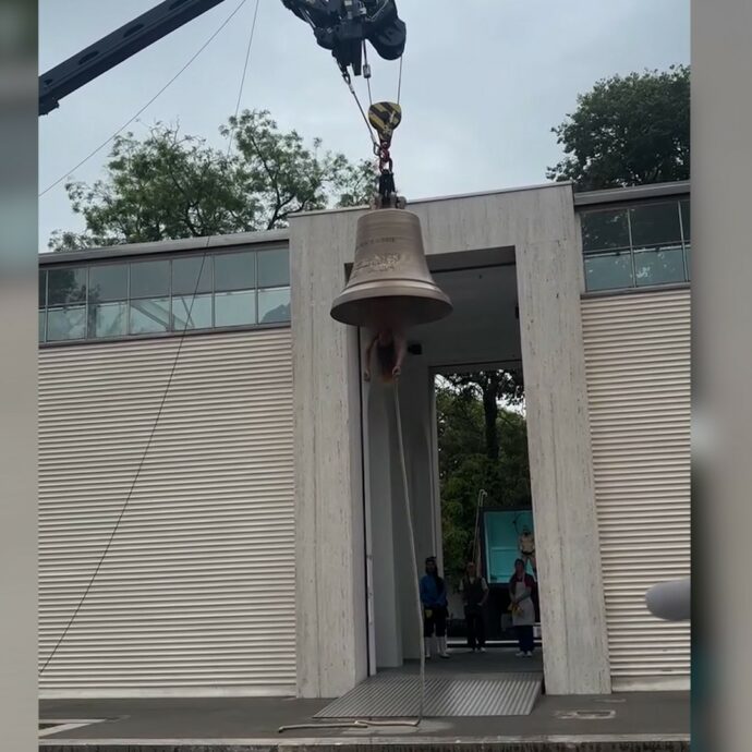 Appesa nuda a testa in giù suona la campana come fosse un batacchio: la performance dell’artista austriaca alla Biennale di Venezia