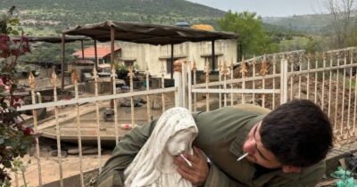 Copertina di Foto di un soldato israeliano che infila una sigaretta in bocca a una statua della Madonna. Idf: “Provvedimenti disciplinari”
