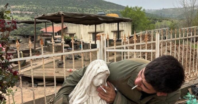 Foto di un soldato israeliano che infila una sigaretta in bocca a una statua della Madonna. Idf: “Provvedimenti disciplinari”