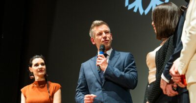 Copertina di Il nuovo premier ungherese Peter Magyar presenta in Italia il documentario sulla sua ascesa politica: “Decisivo per la mia elezione”