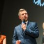 Copertina di Il nuovo premier ungherese Peter Magyar presenta in Italia il documentario sulla sua ascesa politica: “Decisivo per la mia elezione”