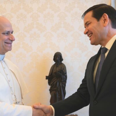 Copertina di Papa Leone non cede sulla pace e oggi lo dirà chiaro al segretario di Stato Usa, Marco Rubio