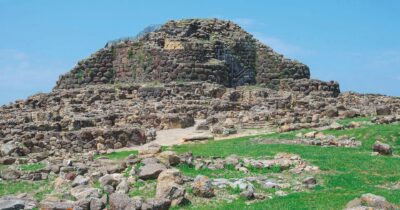 Copertina di Roma-Cagliari, la guerra dei 13 parchi eolici: uno minaccia Su Nuraxi, la Stonehenge sarda