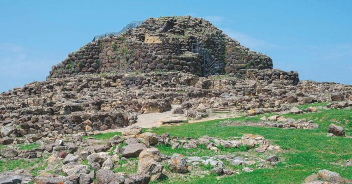 Roma-Cagliari, la guerra dei 13 parchi eolici: uno minaccia Su Nuraxi, la Stonehenge sarda