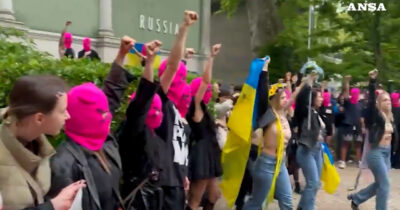 Copertina di Seno scoperto, passamontagna rosa e slogan contro la Russia: protesta delle Pussy Riot e le Femen alla Biennale di Venezia – Video