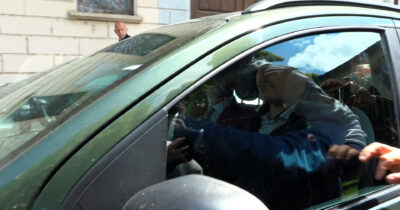 Copertina di Garlasco, Andrea Sempio lascia la procura di Pavia dopo quasi quattro ore a bordo della sua auto – Video