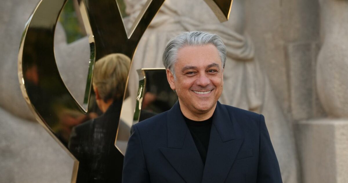 Tagliare dove la moda non rende più, salvare Gucci e vendere ai super ricchi longevità e gioielli: il piano del super manager De Meo per risollevare i conti di Kering