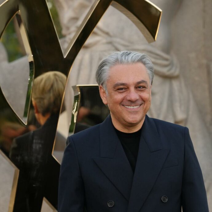 Tagliare dove la moda non rende più, salvare Gucci e vendere ai super ricchi longevità e gioielli: il piano del super manager De Meo per risollevare i conti di Kering
